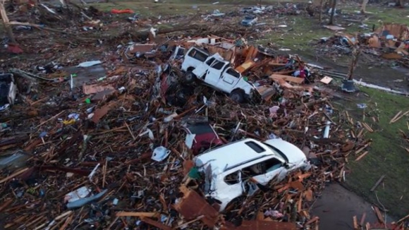 Pelo menos 26 mortos em tornado no Mississippi. Biden aprova declaração de catástrofe