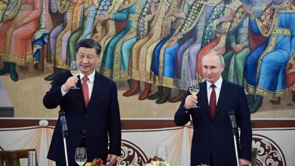"É absolutamente falso". Putin nega aliança militar com a China