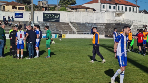 Jogadores do Vila FC interrompem jogo em protesto contra insultos racistas dos adeptos