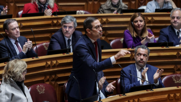 Suspensão do deputado Pinto Moreira, eleito pelo círculo do Porto, aprovada no parlamento