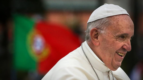 Papa Francisco internado com "problemas cardíacos e respiratórios"