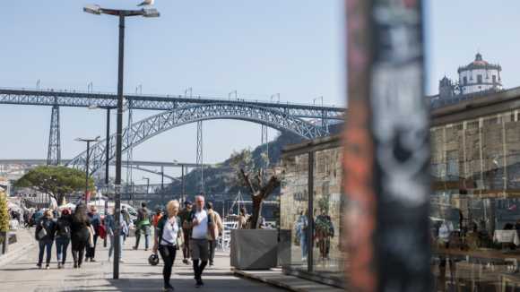 Ponte Luiz I. Câmaras de Gaia e Porto vão estudar passagem de transportes turísticos e TVDE