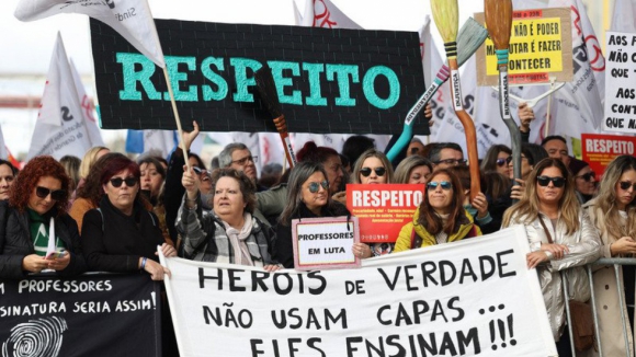Perto de um milhar de professores cortam a principal avenida de Viana do Castelo