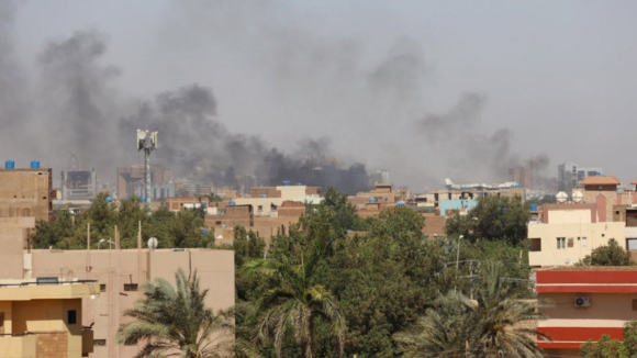 Regresso de confrontos no Sudão compromete retirada de civis e diplomatas estrangeiros