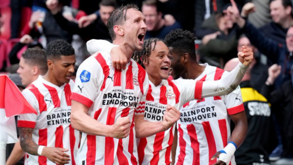 PSV imp&otilde;e-se frente ao Ajax e isola-se na vice-lideran&ccedil;a da liga dos Pa&iacute;ses Baixos