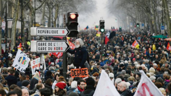 Mais de 100 mil pessoas esperadas em Paris para manifestação contra reforma das pensões