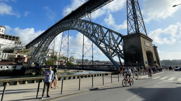 Ponte Luiz I exclusiva a transporte público e bicicletas vista com agrado do lado de Gaia