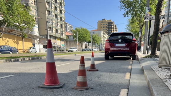 Comerciantes e moradores queixam-se da falta de estacionamento na Avenida da República, em Gaia