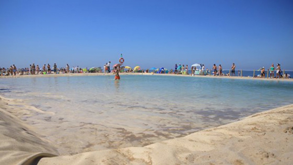 Piscina de água aquecida volta à praia do Canidelo em Gaia