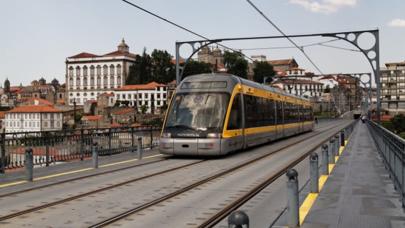 Circulação do metro condicionado devido a obras no tabuleiro superior da ponte Luís I