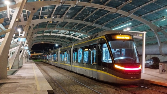 Nova composição do metro do Porto faz testes noturnos junto ao aeroporto