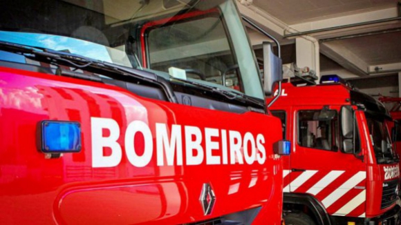 Guimarães. Incêndio em residência leva a retirada de 25 pessoas e faz três desalojados