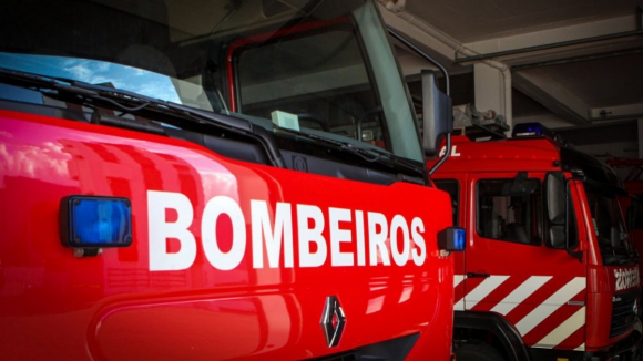 Dois bombeiros feridos depois de ambulância embater em muro em Felgueiras