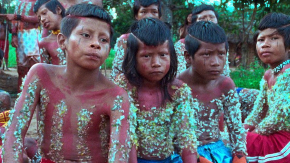 Indígenas brasileiros manifestam-se em Cannes na apresentação de "A Flor do Buriti”
