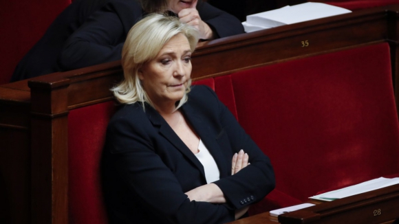 Marine Le Pen nega no parlamento francês qualquer submissão a influência russa