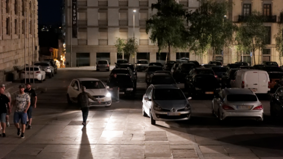 Carros estacionados ilegalmente enchem Largo Amor de Perdição, no Porto