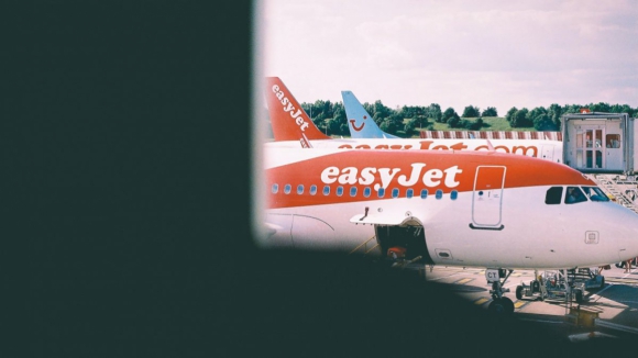 Greve na Easyjet. Companhia aérea revê em baixa adesão para 60% mas sindicato mantém participação "total"