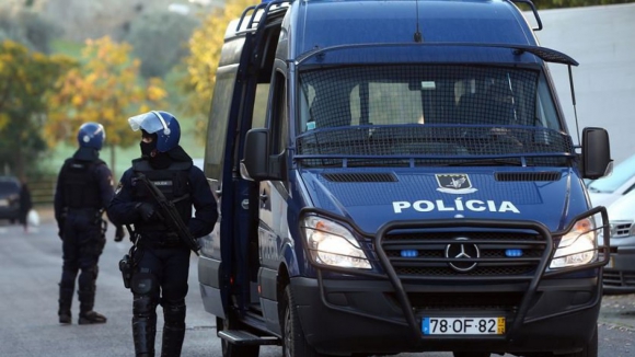 Homem detido pela prática do crime de injúrias e coação sobre agentes policiais no Porto