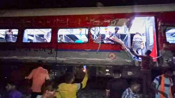 Número de mortos sobe para 280 em acidente ferroviário na Índia