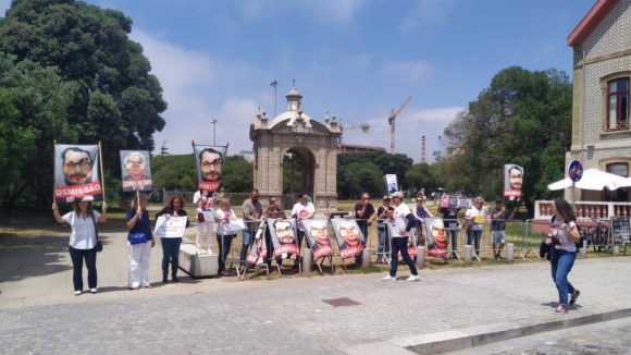 Professores manifestam-se em Matosinhos no arranque da comissão nacional do PS