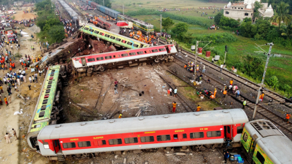 Acidente ferroviário que matou cerca de 300 pessoas na Índia terá sido originado por erro no sistema de sinalização