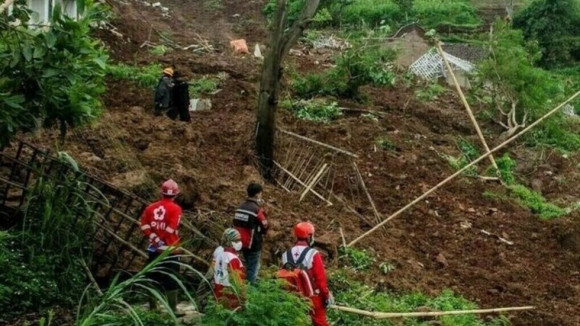 Deslizamento de terras na China faz pelo menos 14 mortos e cinco desaparecidos