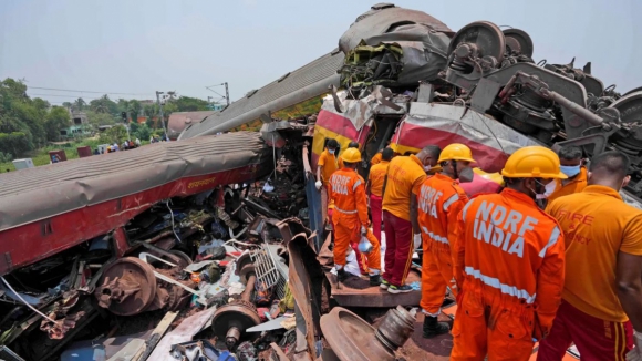 Circulação retomada após acidente ferroviário que matou 275 pessoas na Índia