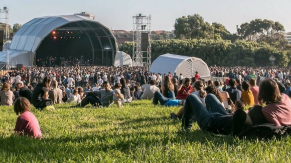 Festival Porto Primavera Sound continua esta quinta-feira com Rosalía, Arlo Parks e Bad Religion