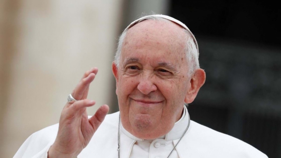 Cataratas, dor ciática e um joelho direito doloroso. Papa Francisco "passou o dia em repouso" após a cirurgia abdominal