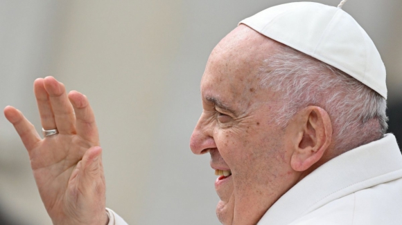 Papa Francisco passa noite tranquila no hospital após cirurgia abdominal