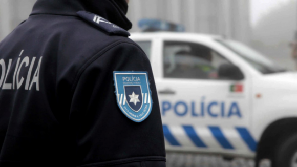 Homem de 33 anos detido pela PSP de Aveiro por suspeita de tráfico de droga após fuga e violência doméstica