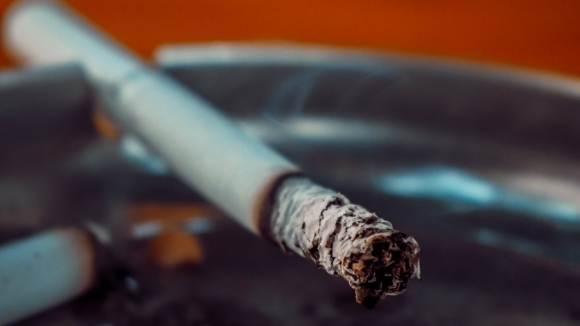 Portugal n&atilde;o tem condi&ccedil;&otilde;es para quem quer deixar de fumar. Consultas podem demorar at&eacute; um ano