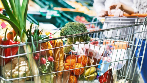 Inflação: Cabaz de alimentos com IVA zero recua 1,36 euros face a abril
