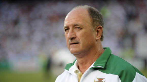 Scolari regressa ao banco de suplentes para treinar equipa brasileira