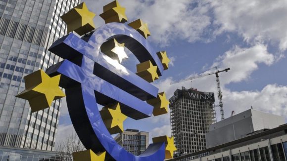 Zona euro com excedente de cerca de 37 mil milhões de euros na conta corrente da balança de pagamentos