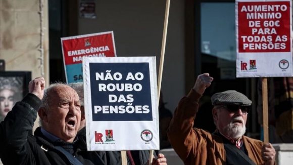 Reformados e pensionistas saem à rua em protesto