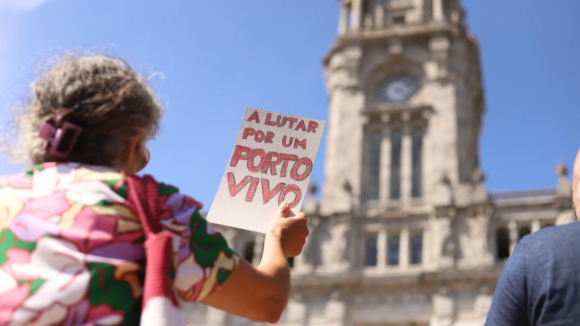 Várias centenas em manifestação em frente à Câmara do Porto para defender o Stop