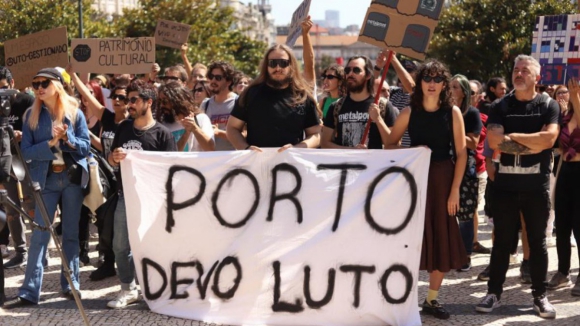 Um milhar de pessoas desfilou e gritou no Porto pelo regresso dos músicos ao Stop