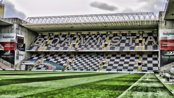 Estádio do Bessa interditado por causa do estado do relvado