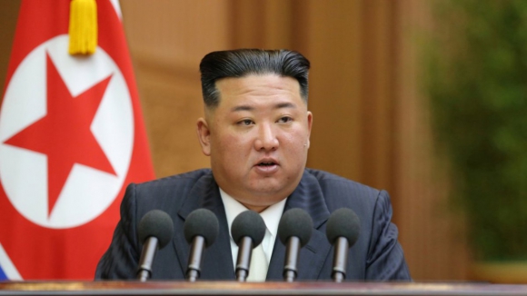 Kim Jong-un apresenta novos 'drones' e mísseis a ministro da Defesa russo