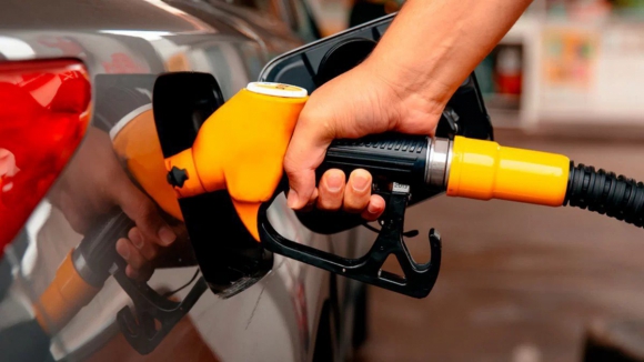 Gasolina está mais cara e gasóleo mais barato em Portugal face à média da UE