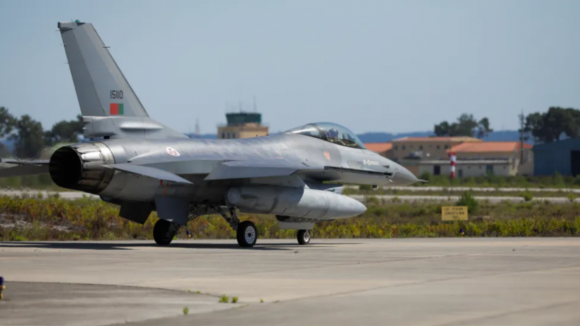 F-16M da Força Aérea escoltam Papa sempre que sobrevoar Portugal