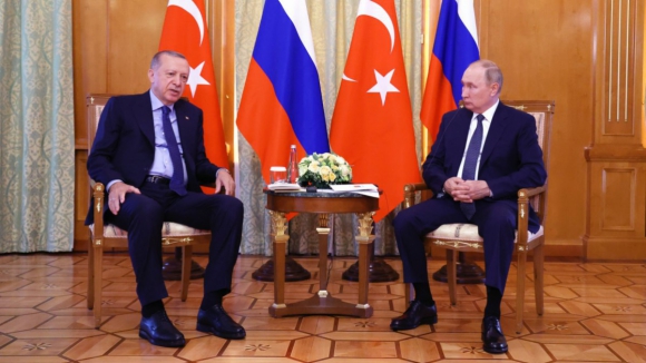 Putin pede a Erdogan apoio para exportar cereais russos