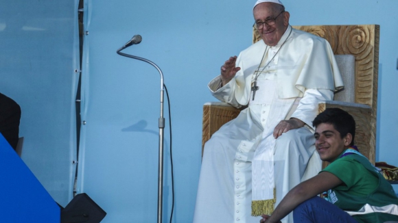 Papa vai confessar jovens e participar na Via-Sacra como peregrino