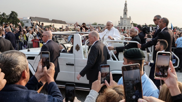 Onda humana e emo&ccedil;&otilde;es fortes na chegada do Papa Francisco ao Santu&aacute;rio de F&aacute;tima