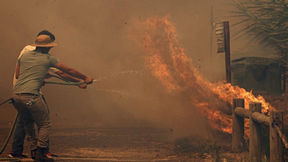 Condições meteorológicas favoráveis em Odemira, mas fogo sem evolução significativa