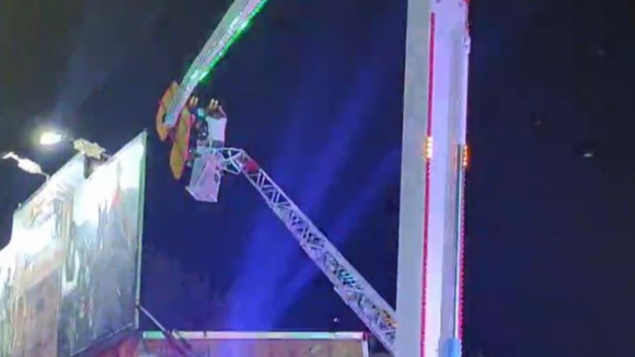 Bombeiros resgatam as sete pessoas que ficaram presas em divers&atilde;o na Feira de S&atilde;o Mateus