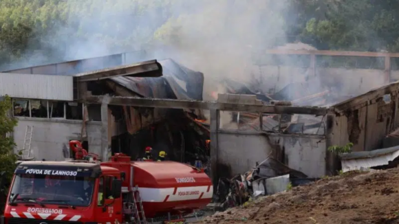 Incêndio destrói carpintaria na Póvoa de Lanhoso, em Braga
