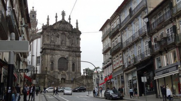 Comerciantes do Porto satisfeitos com reabertura da Rua dos Clérigos, após dois anos em obras