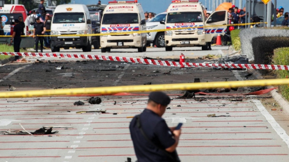 Avião despenha-se em autoestrada na Malásia e provoca 10 mortos